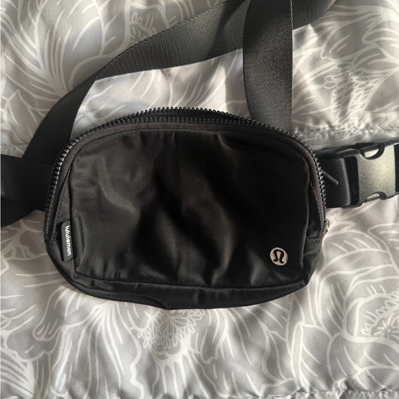 EUC lululemon Black Belt Bag - 1L - Picture 1 of 4